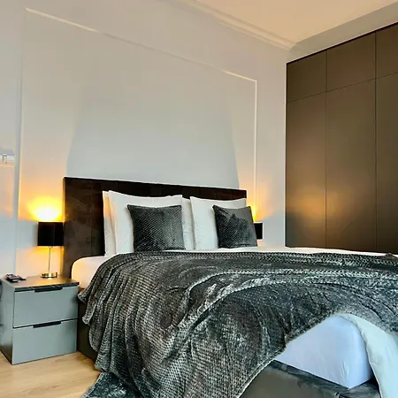 Lumea Noir - Designer In Apartman