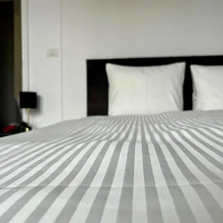 Lumea Noir - Designer In Apartman