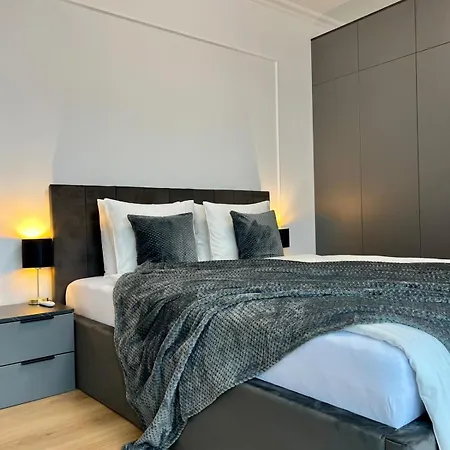 Lumea Noir - Designer In Apartman