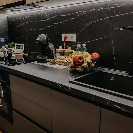 Lumea Noir - Designer In Apartman